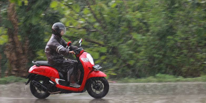 Musim Hujan, Hindari Resiko Kecelakaan Saat Naik Sepeda Motor