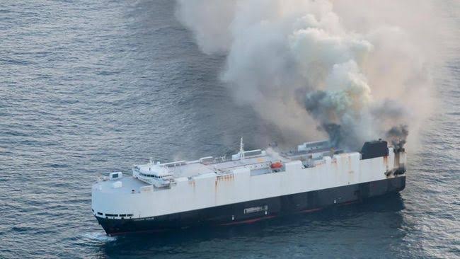 Kapal Pembawa Mobil Listrik Terbakar di Laut Alaska