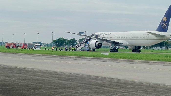 pesawat-saudi-airlines-jurusan-jeddah-jakarta-mendarat-darurat-di-kualanamu