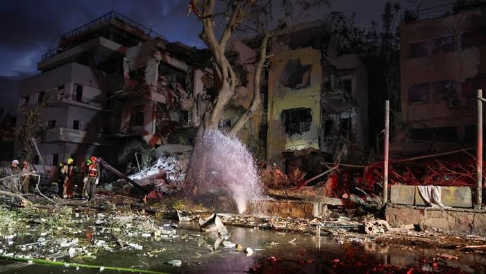 Rentetan Rudal Iran Berhasil Hancurkan Kota-Kota di Israel